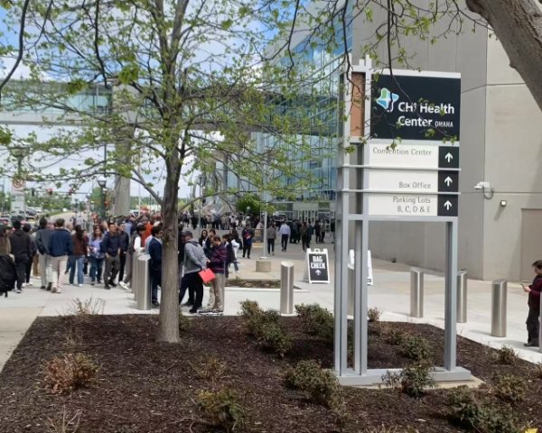 关于股票配资最新情况 多图直击！25家公司亮相巴菲特股东大会“购物日”，哪些商品最受股东青睐？